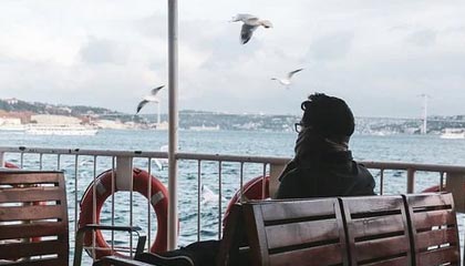 爱游戏娱乐平台-曼联后防线三人缺阵调整成关键，曼联后卫线