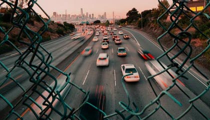 爱游戏娱乐平台-曼联后防线三人缺阵调整成关键，曼联后卫线