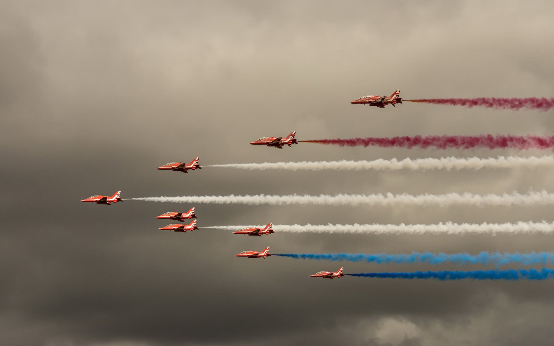 爱游戏体育平台-球队表现出色，稳住防线连续取胜，队伍球队